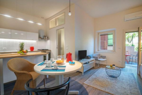 SNUG APARTMENT WITH PRIVATE COURTYARD M0270422677